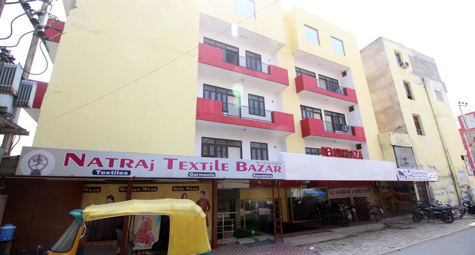 Hotel Deluxe Plaza, Agra 1